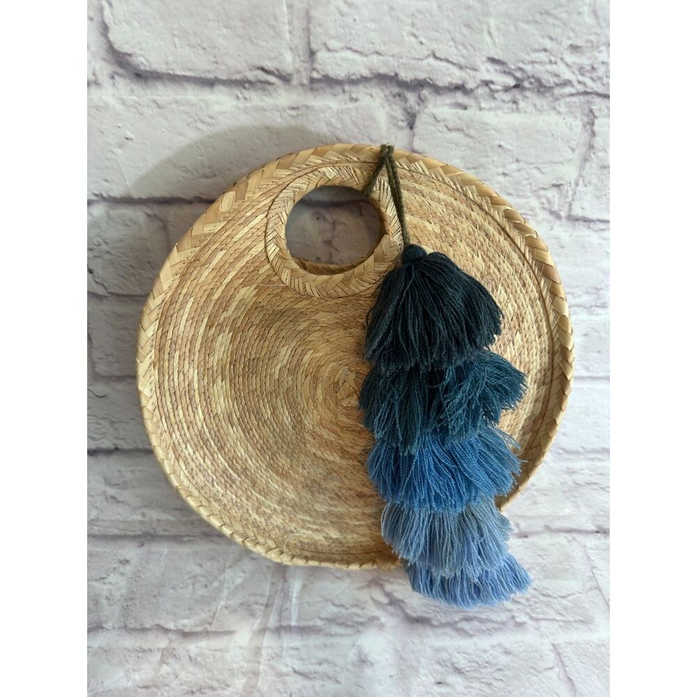 Circular basket blue pom-pom tassel